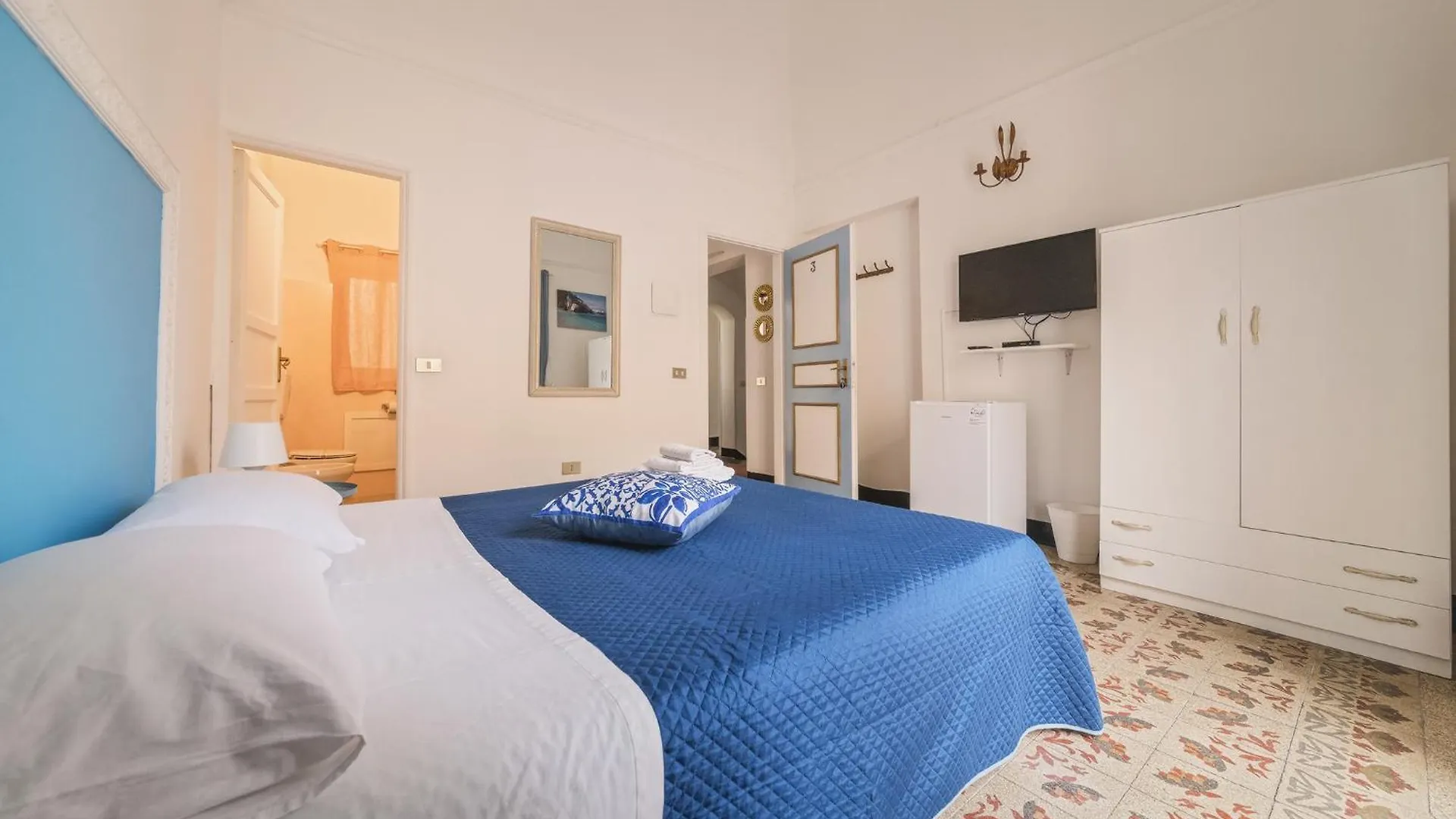 Voila Rooms Guest House Terrasini