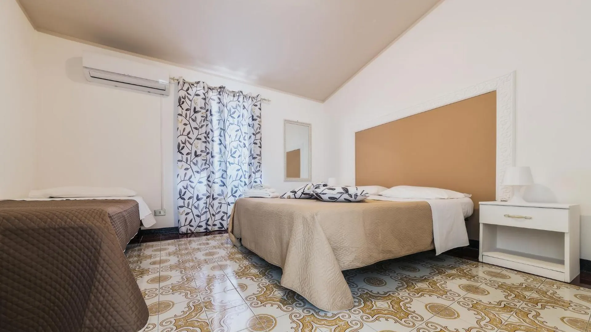 Voila Rooms Guest House Terrasini