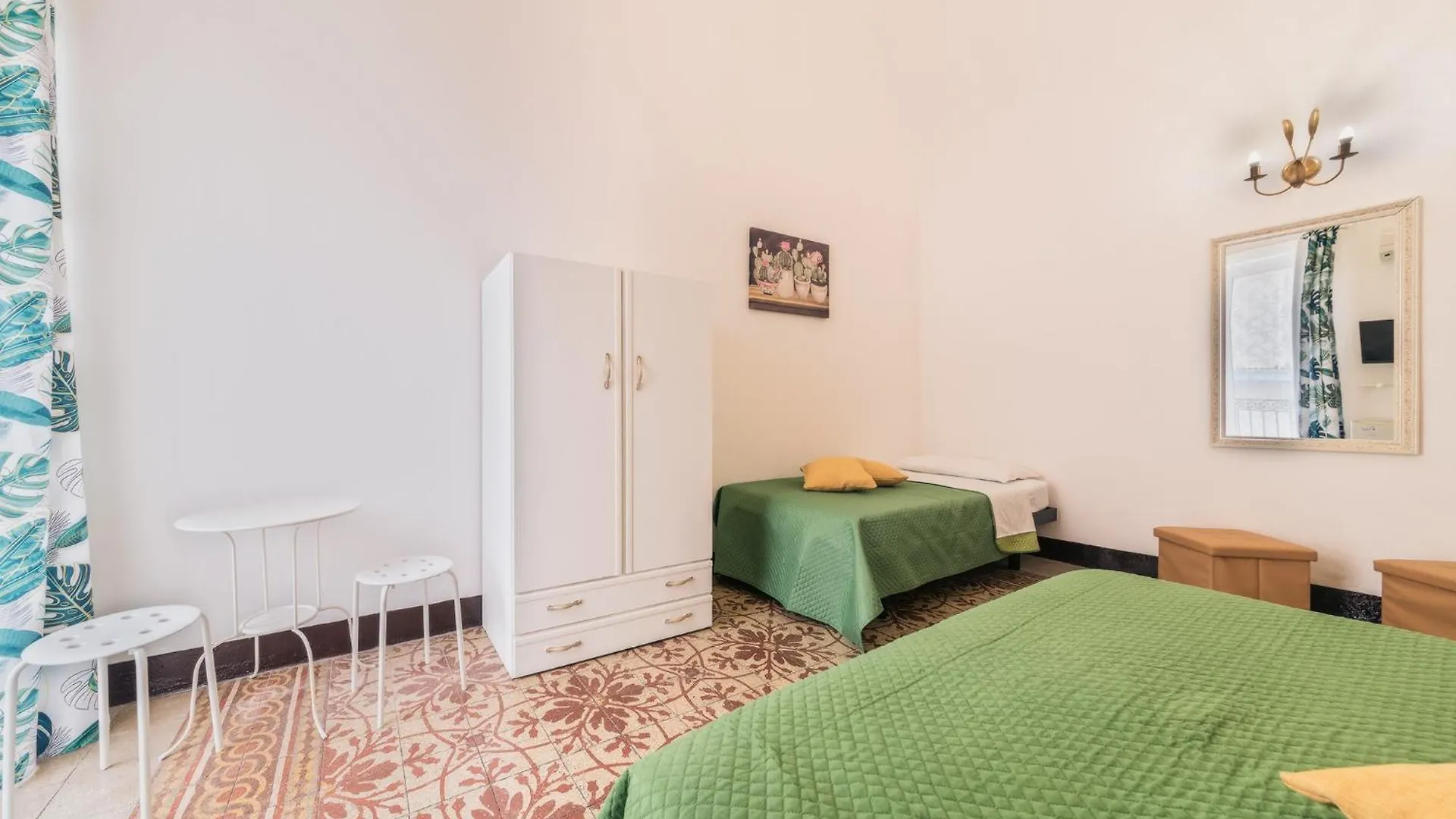 Voila Rooms Guest House Terrasini