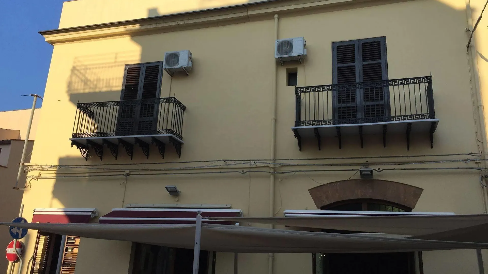 Voila Rooms Guest House Terrasini